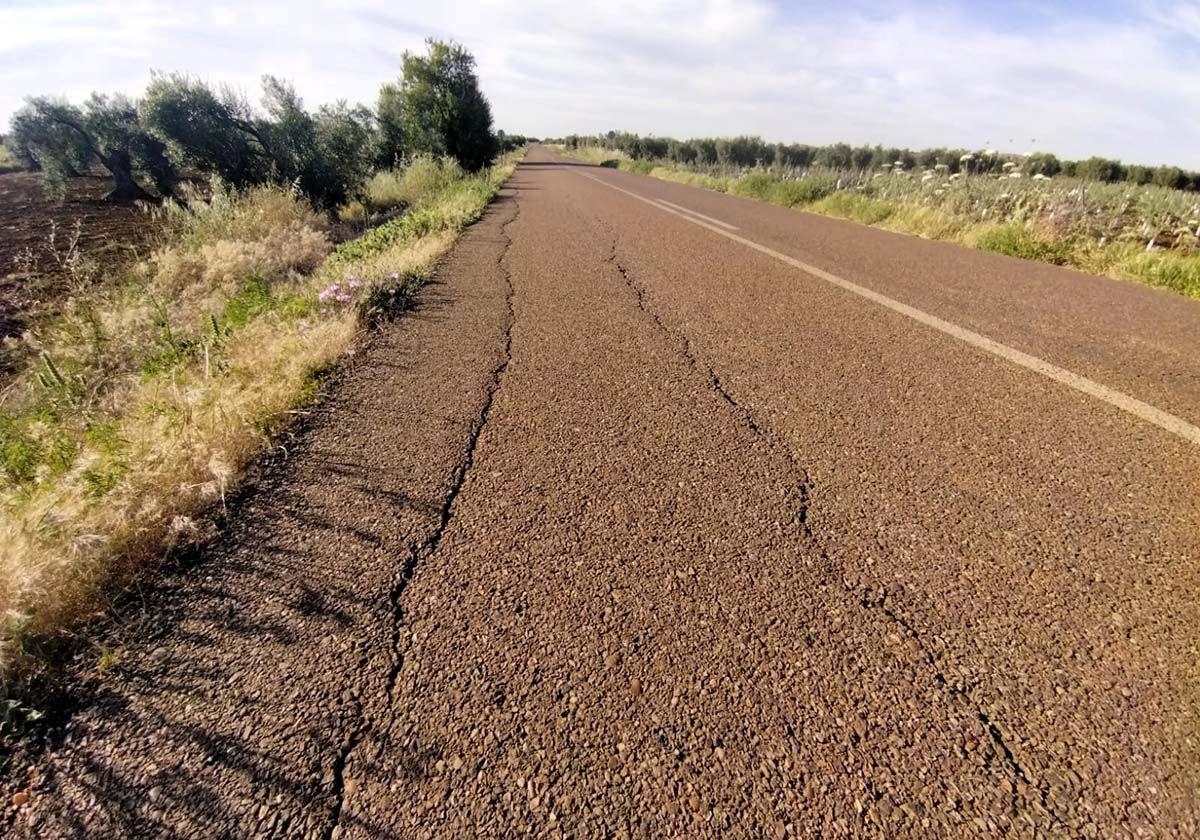 La vía, además de carecer de arcén, presenta un firme en mal estado