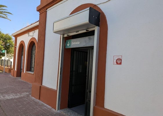 Rescatan a un matrimonio tras quedar atrapado en el interior de la estación de tren de Almendralejo