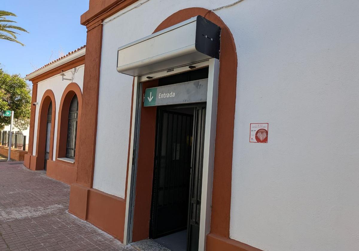 Puerta por la que fue rescatado el matrimonio en buen estado de salud