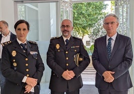 El nuevo Inspector Jefe flanqueado por la Jefa Superior y el Delegado del Gobierno