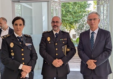 El nuevo Inspector Jefe flanqueado por la Jefa Superior y el Delegado del Gobierno