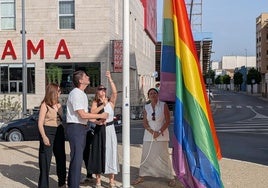 Izado de la bandera por parte de varias concejalas y representantes de Fundación Triángulo