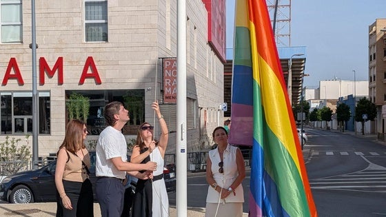 La bandera arcoíris ya ondea en la plaza de Extremadura