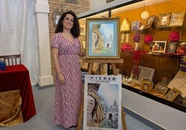 Marta posa junto al original que ilustra el cartel conmemorativo de la procesión