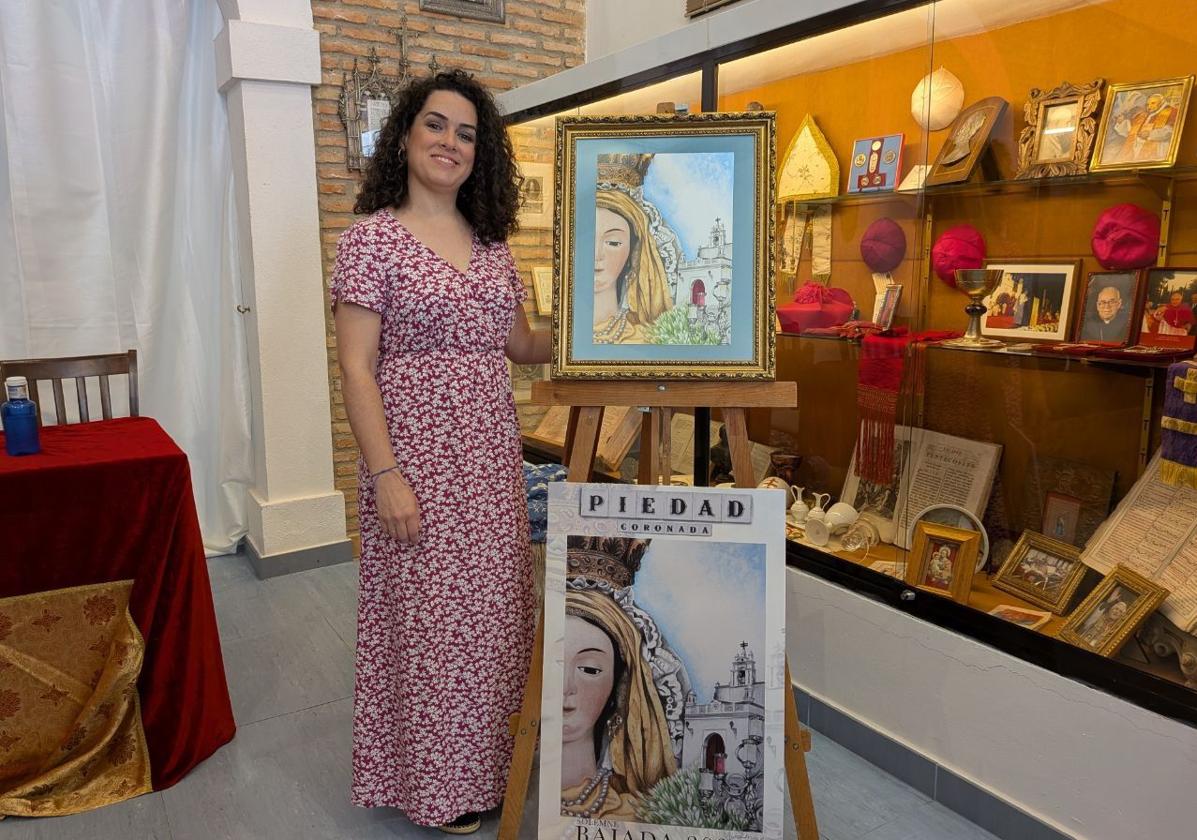 Marta posa junto al original que ilustra el cartel conmemorativo de la procesión