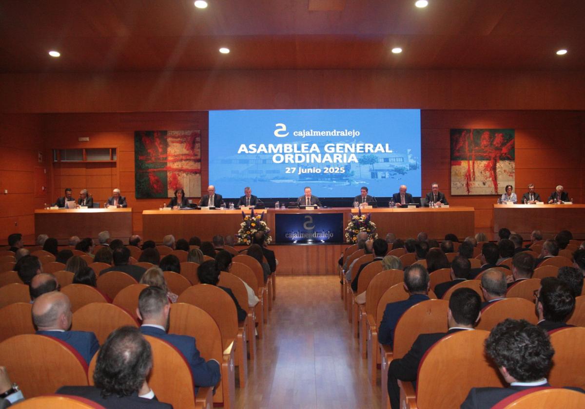 Momento de la asamblea celebrada en la sede central de la entidad almendralejense