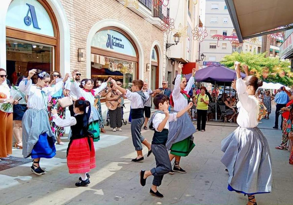 El festival llena de color las calles durante las mañanas de los meses de verano
