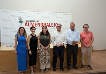 Representantes de ambos ayuntamientos y de la cooperativa tras la presentación