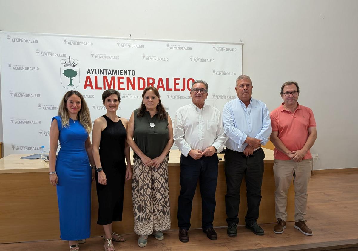 Representantes de ambos ayuntamientos y de la cooperativa tras la presentación