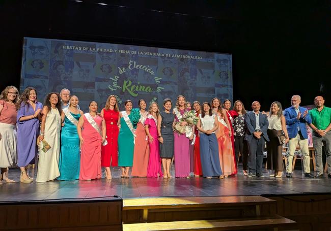 Foto de todas las candidatas junto a los representantes municipales que han acudido a la gala