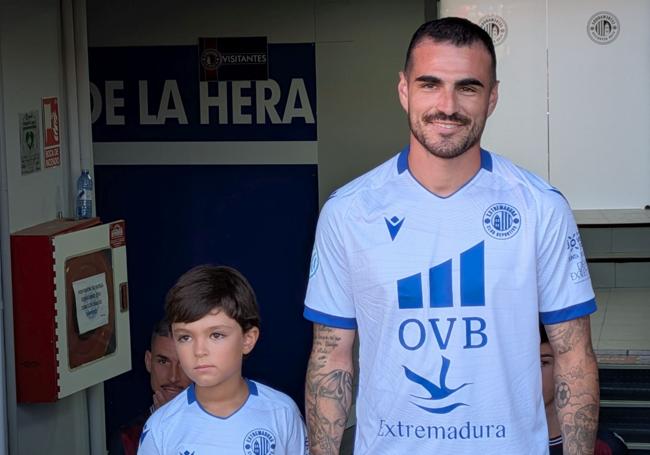 El grana ha desaparecido de la segunda equpación, que apuesta solo por el blanco y el azul