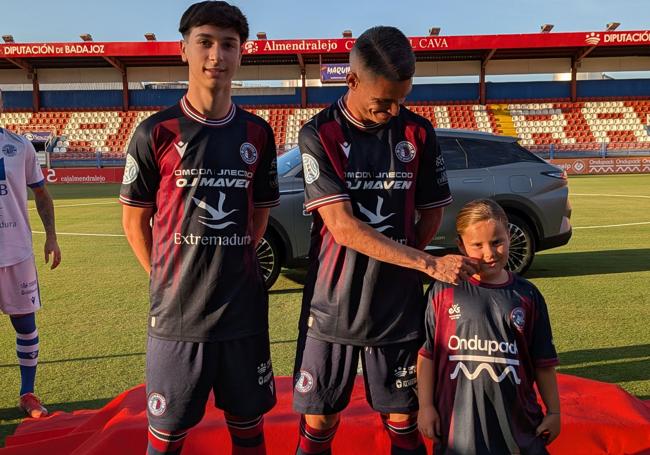 El azul prevalece sobre el grana en la primera equipación