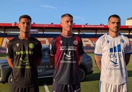 Rosales, Callejón y Dieguito con las tres equipaciones oficiales