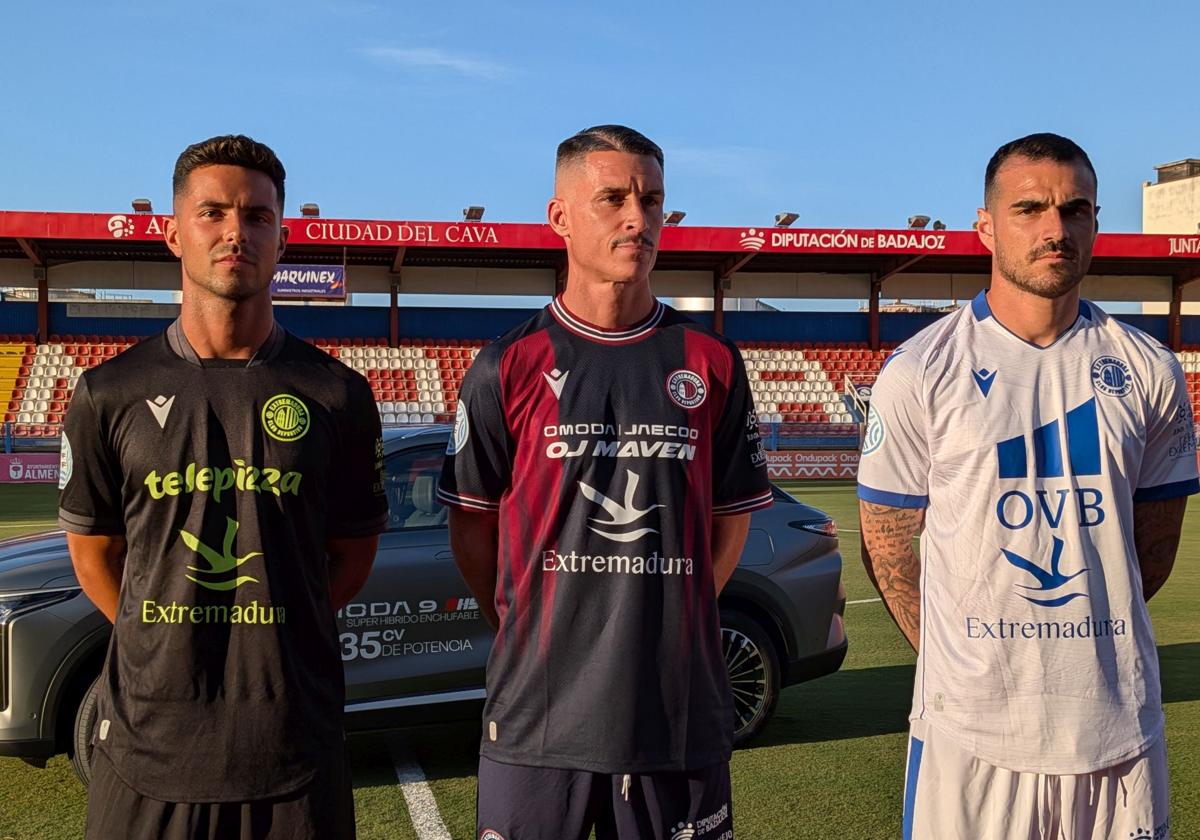 Rosales, Callejón y Dieguito con las tres equipaciones oficiales