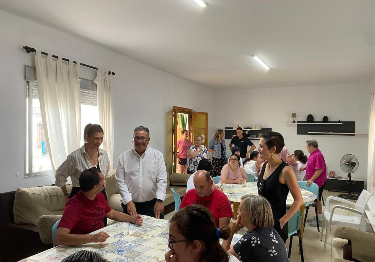 Un momento de la visita realizada al cortijo vacacional de Includes por las autoridades