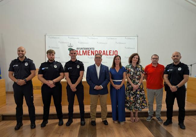 Los nuevos agentes junto a responsables municipales y el jefe local, Manuel Mesías