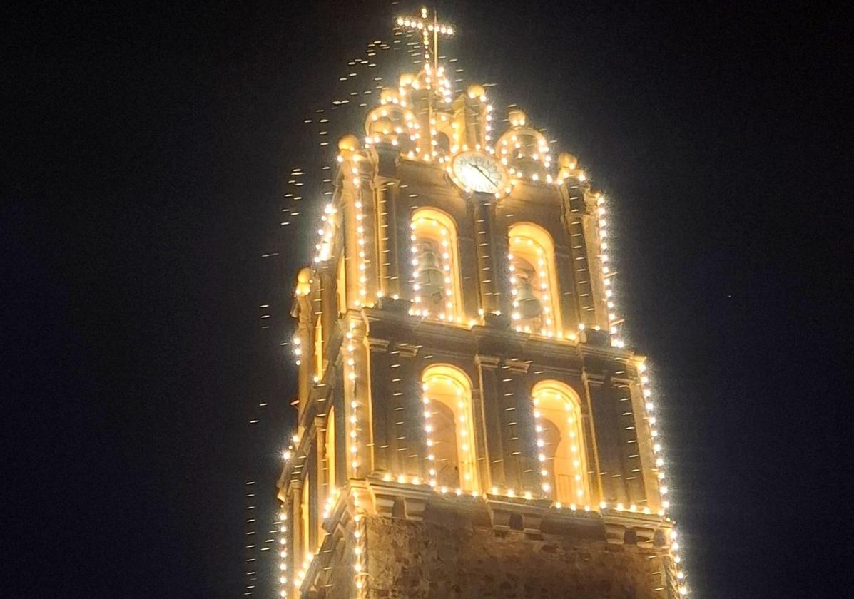 Iluminación especial de la torre de los Almendros inaugurada el día de la procesión