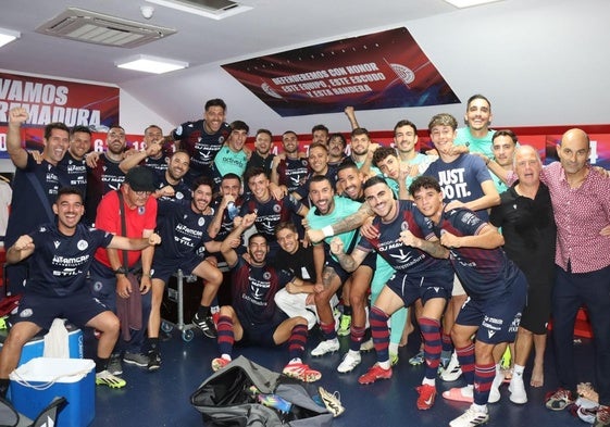 Plantilla y cuerpo técnico durante la celebración en el vestuario tras el choque
