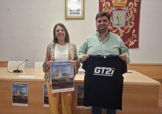 Tomás Riola, organizador, junto a la responsable de Turismo Josefina Barragán