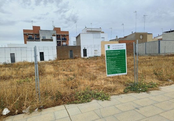 El solar que acogerá estas viviendas ya ha sido vallado y cuenta desde hace días con el cartel