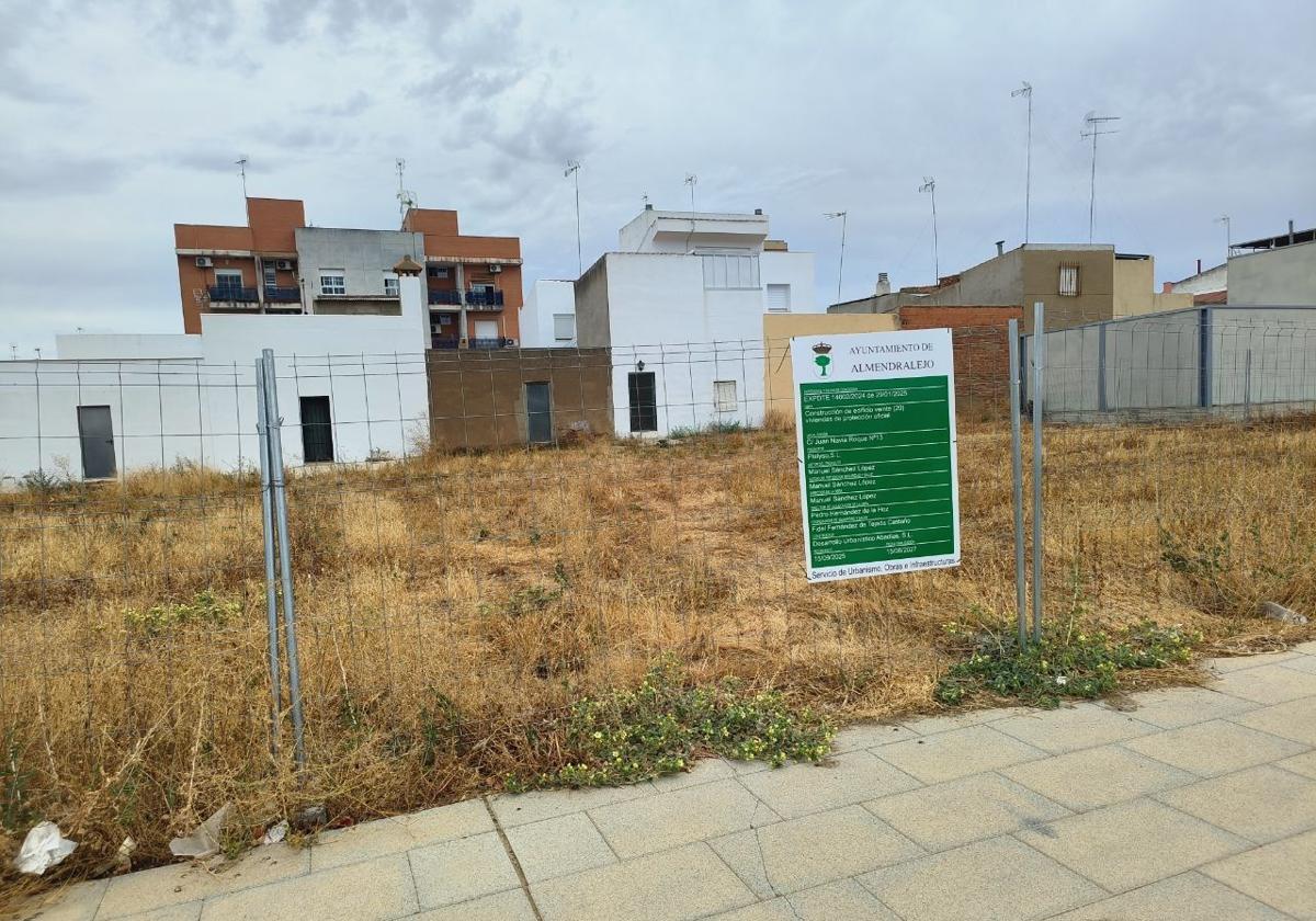 El solar que acogerá estas viviendas ya ha sido vallado y cuenta desde hace días con el cartel