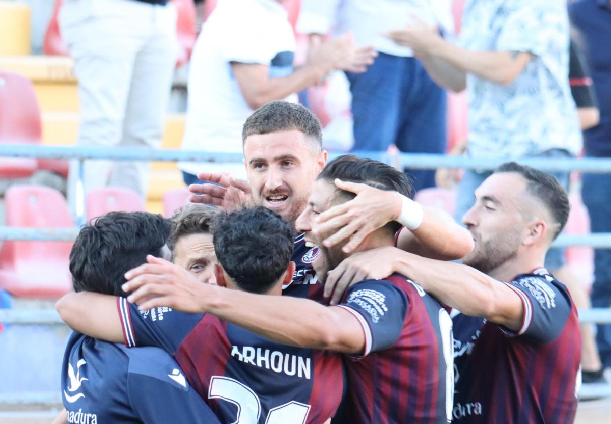 El equipo celebra uno de los tantos conseguido ante el Yeclano