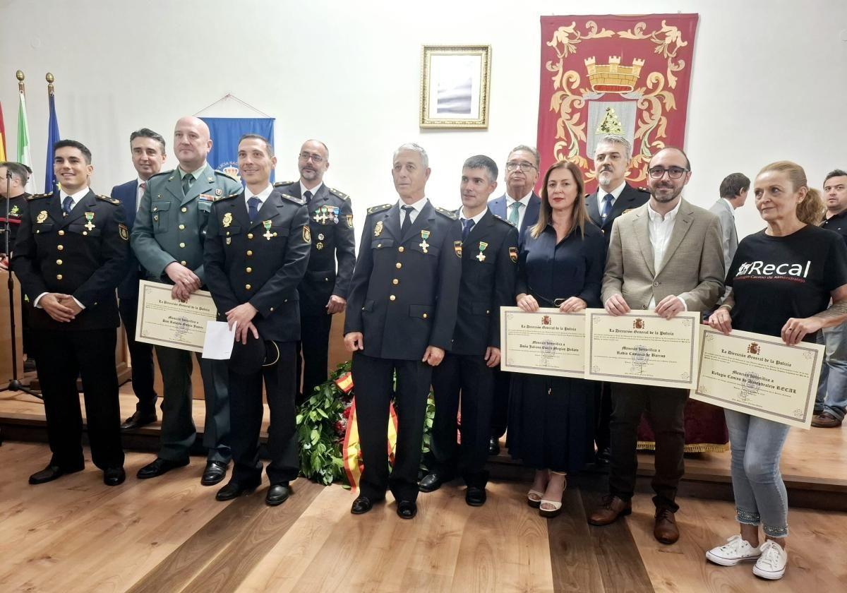 Foto de familia con los lagardonales o reconocidos al finalizar el acto