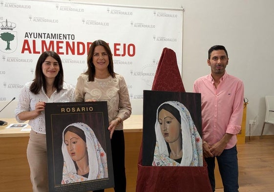 Arancha Santos, en el centro, junto a Campos y la concejala de Festejos