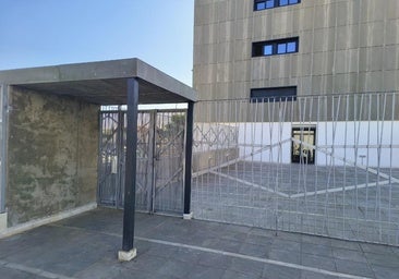 Entrada principal de las viviendas sociales entregadas hace unos días