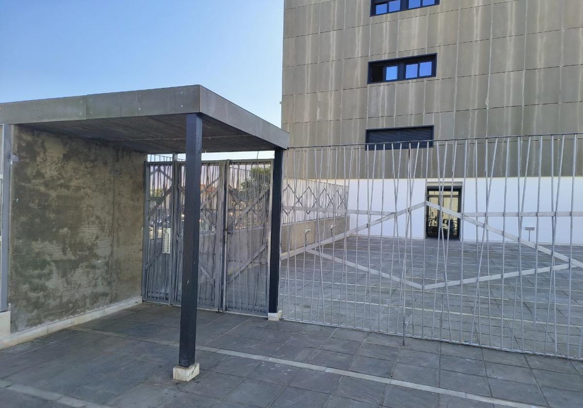 Entrada principal de las viviendas sociales entregadas hace unos días