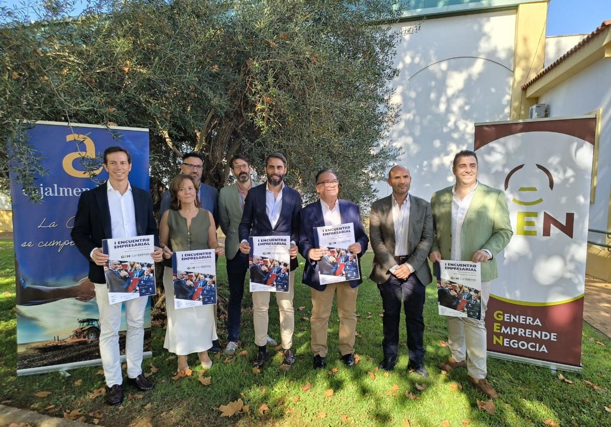 El alcalde, junto al concejal de Empresas y miembros de GEN, tras la presentación