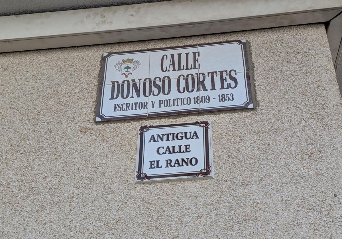 La calle Donoso Cortés ha sido la primera en lucir el rótulo también de su antigua denominación