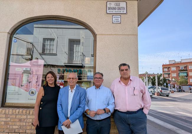 Los protagonistas junto al alcalde y la concejala Josefina Barragán