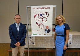 Fernando Tolosa y Myriam Lázaro junto al cartel de la actividad