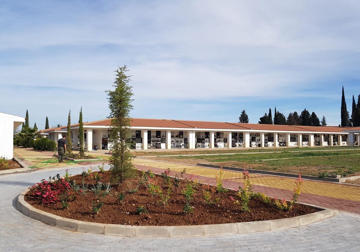 El camposanto se prepara para recibir miles de visitas estos días