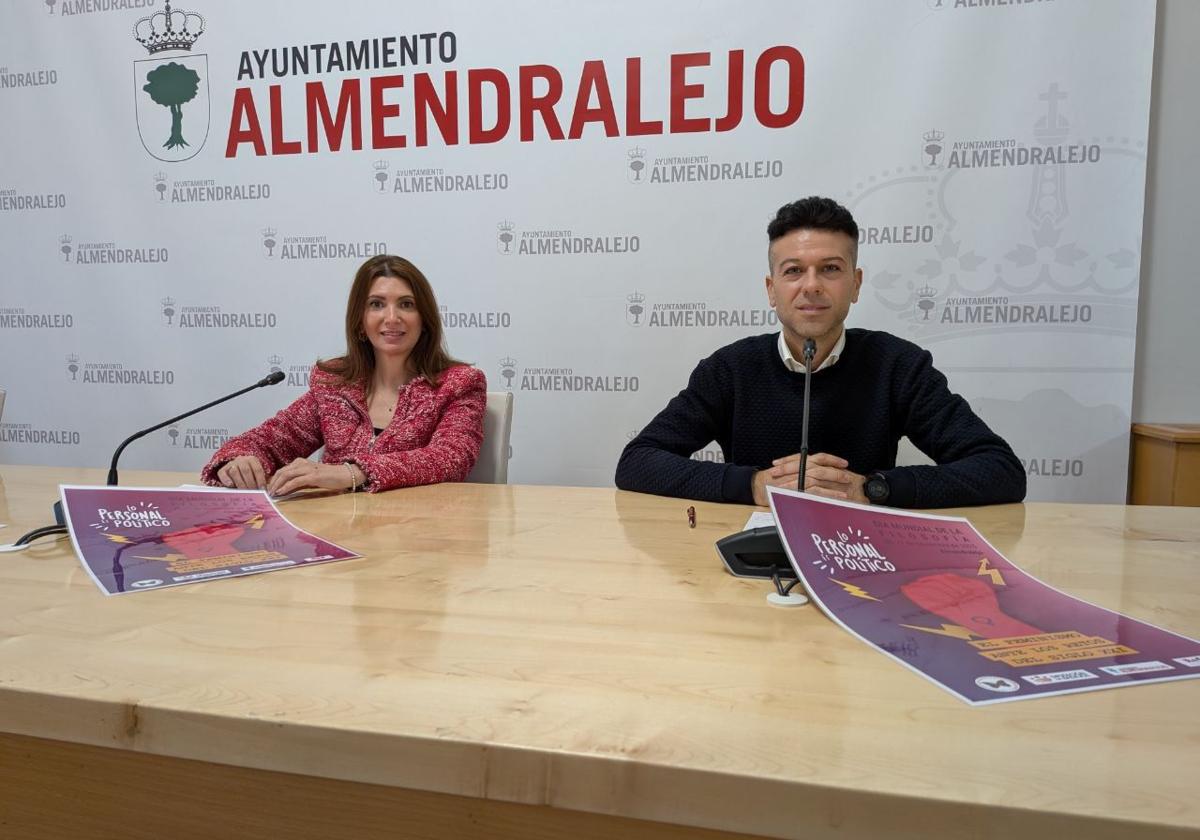 La concejala Isabel Ballesteros acompañaba a Ricardo Hurtado en la presentación.
