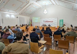 Asistentes a la reunión mantenida la noche del miércoles en el Ayuntamiento