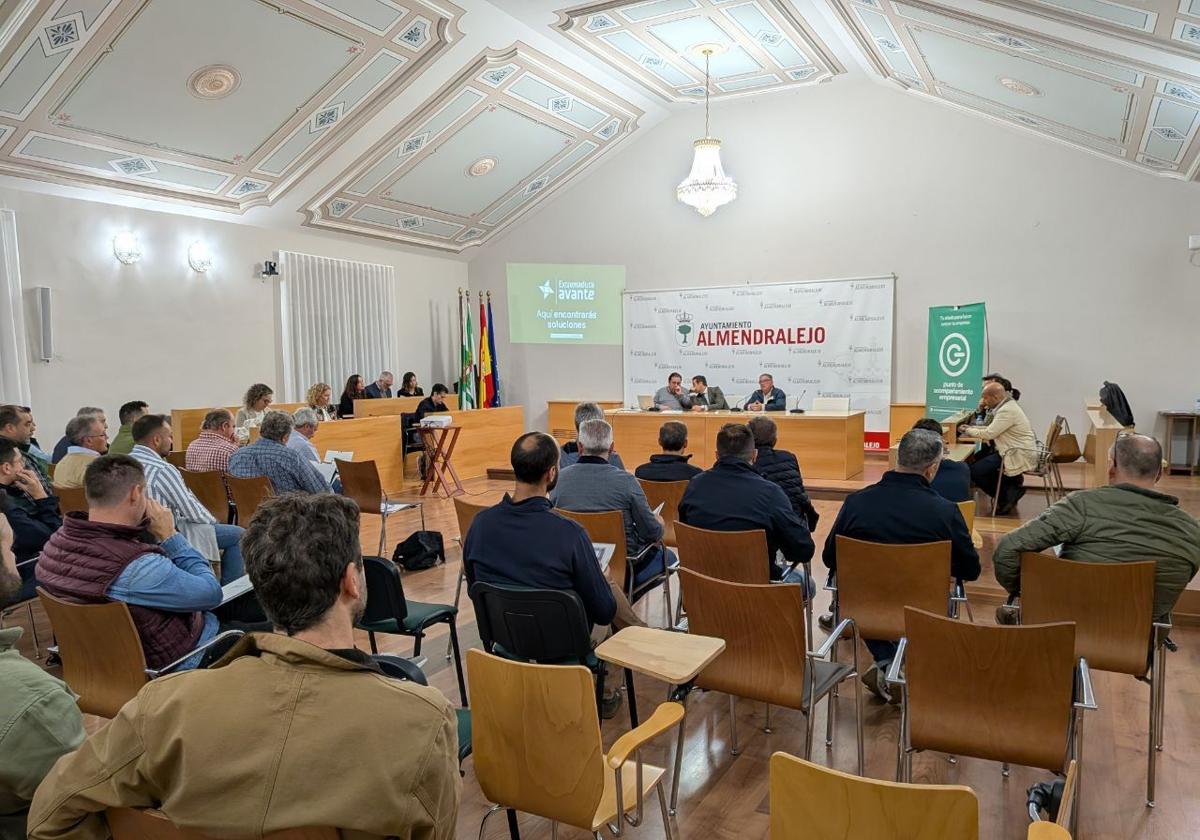 Asistentes a la reunión mantenida la noche del miércoles en el Ayuntamiento