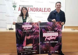 Tamara Rodríguez y David Vivas posan con el cartel del evento