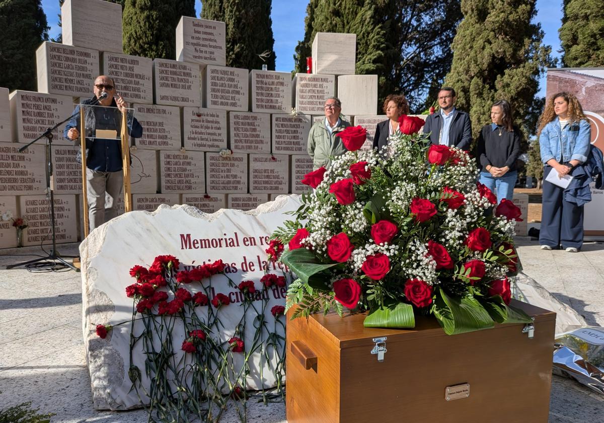 Los restos de Franscisco Delgado han presidido el acto celebrado en el camposanto almendralejense