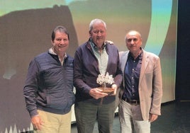 Manuel Martínez, en el centro, dejó la presidencia de ALREX tras las jornadas de 2024