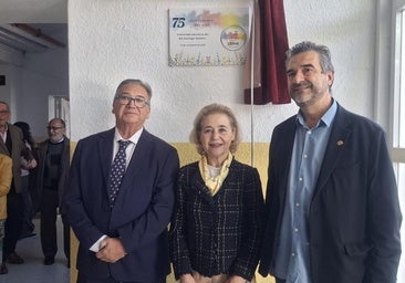 Alcalde, consejera y director bajo la placa conmemorativa de los 75 años