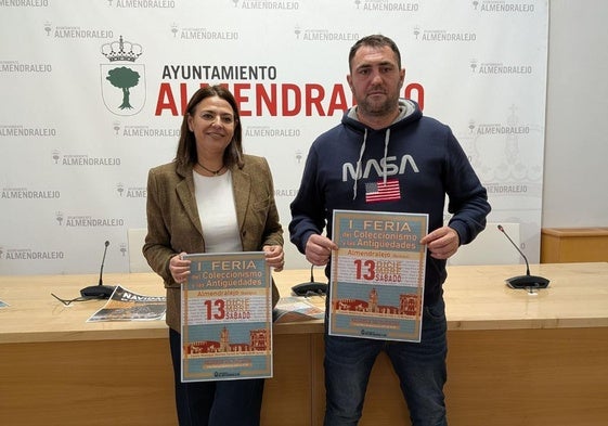 Josefina Barragán, junto al organizador de la feria Luis Manuel Gutíerrez