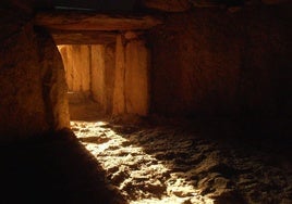 La naturaleza deja estos días al sol colarse en el interior del sepulcro unos minutos al día