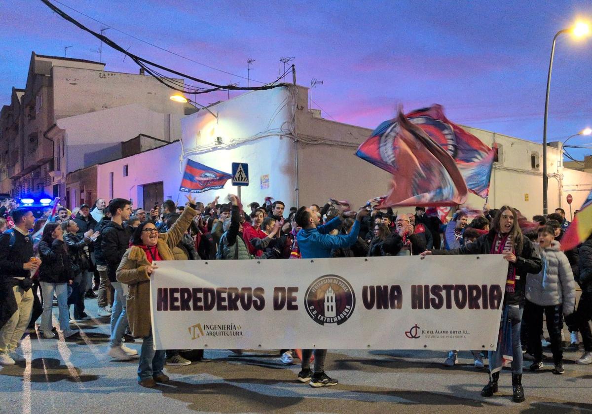 La afición del CD Extremadura también se dejó notar en la previa del partido ante el Sevilla FC