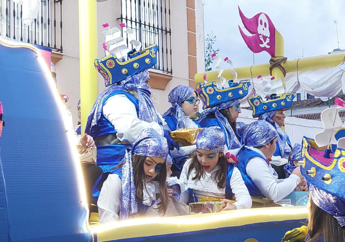 Detalles de una de las carrozas participantes en la cabalgata celebrada durante este 2025