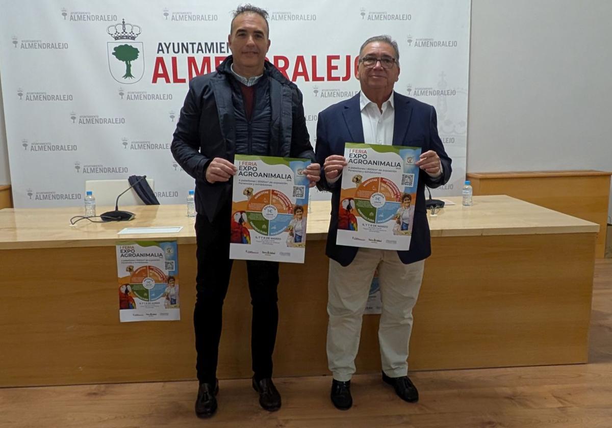 El alcalde acompañó a Antonio Arroyo, uno de los impulsores, en la presentación de la feria