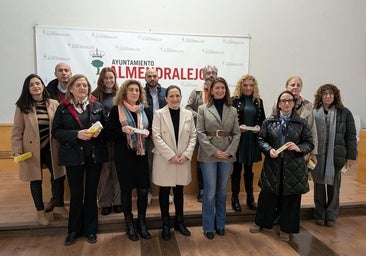 Representantes educativos y municipales tras la entrega.