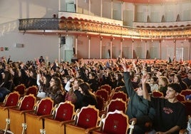 Alumnos presentes durante la clausura del programa celebrada en el teatro Carolina Coronado
