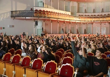 Alumnos presentes durante la clausura del programa celebrada en el teatro Carolina Coronado